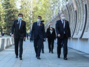 Евгений Куйвашев в день 75-летия Великой Победы возложил цветы к Вечному огню на Широкореченском мемориале