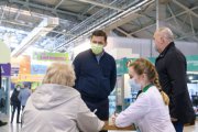 Губернатор Евгений Куйвашев проверил, как организована вакцинация от коронавируса в торговых центрах Екатеринбурга
