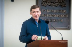 Евгений Куйвашев в Нижней Туре вручил ключи от квартир жильцам первого в регионе дома для арендаторов 