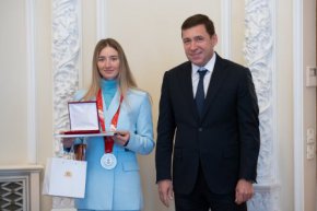  Евгений Куйвашев присвоил свердловским призёрам Олимпийских игр почётные звания, вручил денежные сертификаты и ключи от квартиры