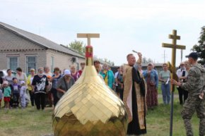 Воздвижение креста и купола на церкви
