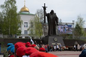 Торжественно-траурная церемония возложения цветов к памятнику «Седой Урал» прошла в Екатеринбурге в преддверии Дня Победы