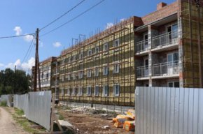 Строители смонтировали все 34 «коробки» индивидуальных домов в Сосьве, которые возводят по поручению Евгения Куйвашева