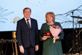Педагоги, удостоенные почётного звания «Заслуженный учитель Свердловской области», получили награды в День учителя