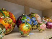 Подносы и шары с традиционной тагильской росписью украсили новогоднюю ёлку Свердловской области на выставке «Россия»