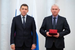 Евгений Куйвашев наградил выдающихся уральцев в преддверии 30-летия Конституции России