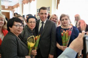 Евгений Куйвашев поздравил свердловчанок с наступающим Международным женским днём