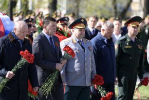 Евгений Куйвашев возложил цветы к памятнику Георгию Жукову в преддверии Дня Победы