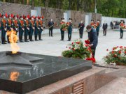 Евгений Куйвашев в День памяти и скорби возложил цветы к Широкореченскому мемориалу