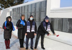 Цветы на мемориале погибшим