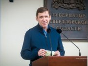 Евгений Куйвашев в Нижней Туре вручил ключи от квартир жильцам первого в регионе дома для арендаторов 