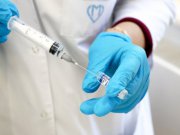 Медицинские работники призывают свердловчан сделать прививку против COVID-19 до новогодних праздников