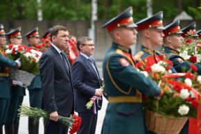 Евгений Куйвашев и уральцы в День памяти и скорби возложили цветы к Вечному огню на Широкореченском мемориале