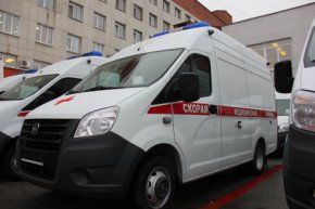 Павел Креков вручил ключи от 28 машин скорой помощи, которые отправятся города и поселки Свердловской области