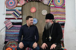 Евгений Куйвашев в Крещение Господне вместе с жителями Верхотурья посетил святочную ярмарку и познакомился с изделиями местных мастеров