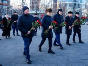 Руководители региона в день памяти Бориса Ельцина возложили цветы к памятнику первому Президенту России