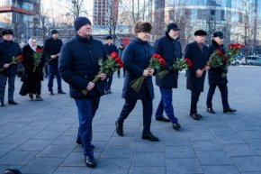 Руководители региона в день памяти Бориса Ельцина возложили цветы к памятнику первому Президенту России