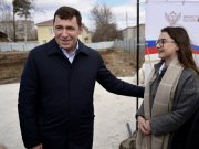 Евгений Куйвашев лично проконтролировал старт строительства нового дома для учителей и врачей в Красноуфимске