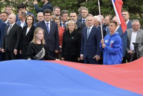 Торжественная церемония в честь Дня флага Российской Федерации состоялась в Екатеринбурге