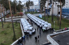 Автопарк свердловских больниц пополнился 26 новыми автомобилями скорой помощи