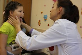 Свердловские врачи рассказали, как уберечь детей от энтеровирусной инфекции и вовремя распознать её менингеальную форму