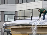 На Урале жилищные инспекторы держат на особом контроле очистку крыш от снега