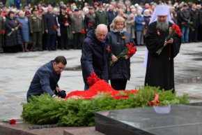 Торжественно-траурная церемония на Широкореченском мемориале открыла мероприятия Дня Победы в Свердловской области