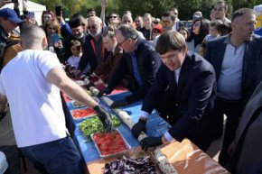 Жители Свердловской области отмечены наградами губернатора в День народов Среднего Урала за укрепление межнациональных отношений