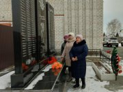 В День неизвестного солдата сотрудники Дома культуры, специалист поселения и население д. Решетникова возложили цветы к памятнику