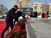 Сотни уральцев возложили цветы к памятнику воинам Уральского добровольческого танкового корпуса